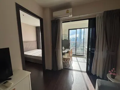 1-bed condo for rent near BTS Ekkamai, photo 1 of 5