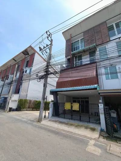 4-bed townhouse for rent near MRT Chaeng Watthana 14, photo 1 of 5