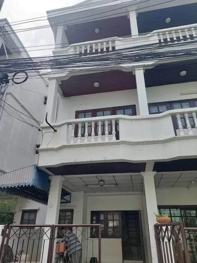 4-bed townhouse for rent near MRT Wong Sawang, photo 1 of 5