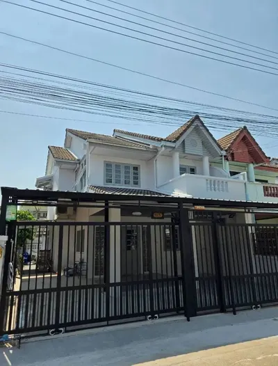 3-bed house for rent near MRT Sai Ma, photo 1 of 4