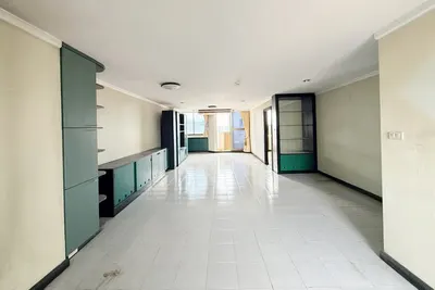 2-bed condo for sale near BTS Phrom Phong, photo 1 of 5