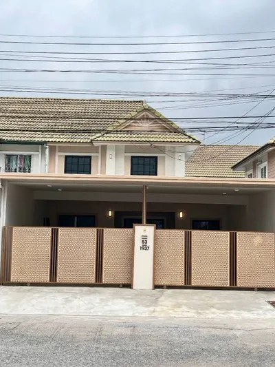6-bed townhouse for sale near BTS Khu Khot, photo 1 of 5