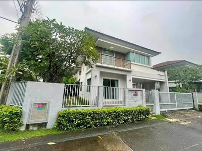 3-bed house for rent near BTS Bang Na, photo 1 of 5