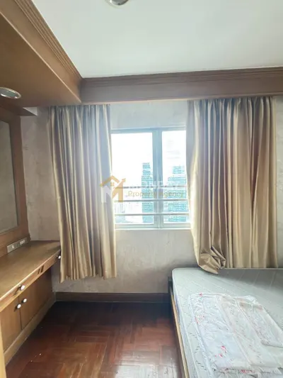 2-bed condo for rent near MRT Si Lom, photo 3 of 5