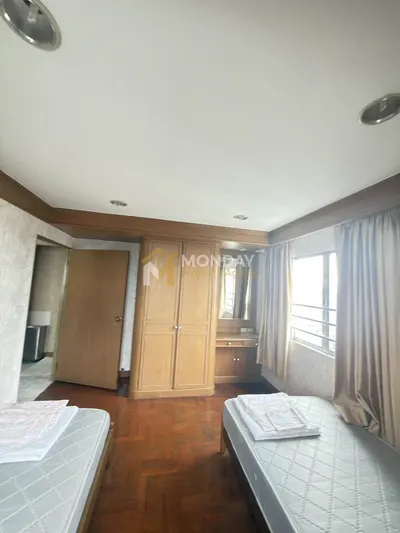 2-bed condo for rent near MRT Si Lom, photo 2 of 5