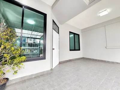 3-bed townhouse for rent near MRT Huai Khwang, photo 2 of 5