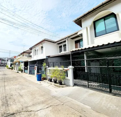 3-bed townhouse for rent near MRT Huai Khwang, photo 1 of 5