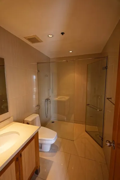 2-bed condo for rent at The Emporio Place, photo 5 of 5