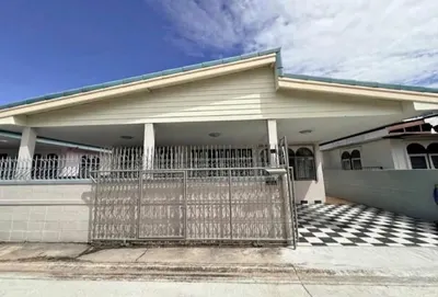 3-bed house for rent near MRT Lat Phrao 83, photo 1 of 5