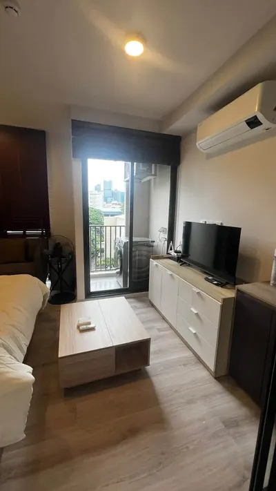Studio condo for rent near MRT Huai Khwang, photo 4 of 5