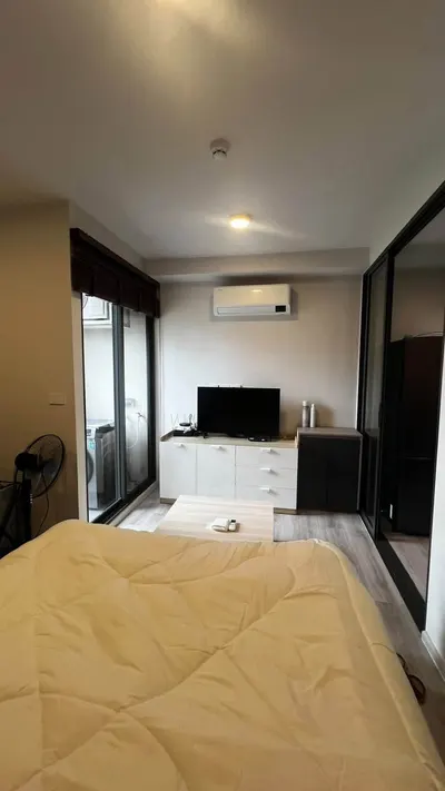 Studio condo for rent near MRT Huai Khwang, photo 2 of 5