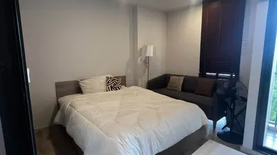 Studio condo for rent near MRT Huai Khwang, photo 1 of 5