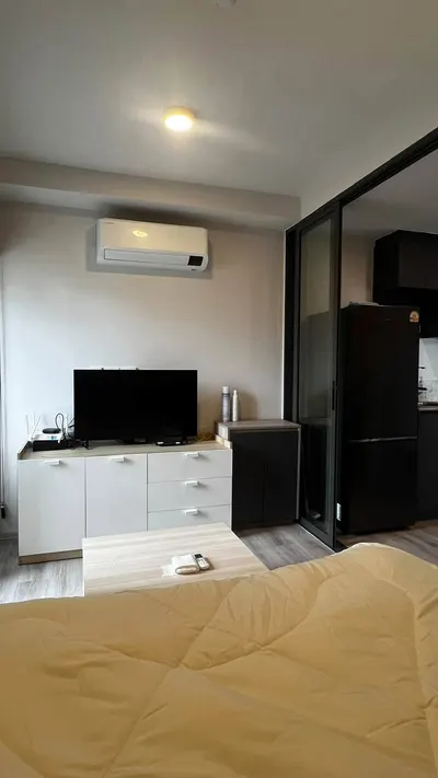 Studio condo for rent near MRT Huai Khwang, photo 3 of 5