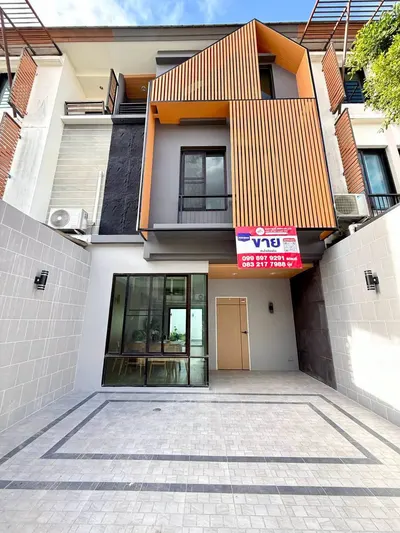 3-bed townhouse for sale near MRT Lat Pla Khao, photo 1 of 5