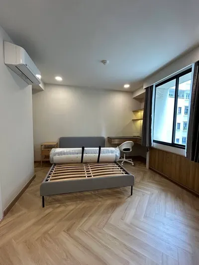 Condo 2 chambres à louer près de la station MRT Sukhumvit, photo 2 sur 5
