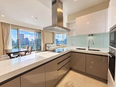 3-bed condo for rent near MRT Si Lom, photo 2 of 5