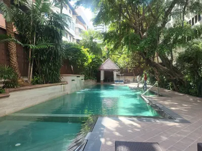 Condo 3 chambres à louer près de la station MRT Sukhumvit, photo 1 sur 5