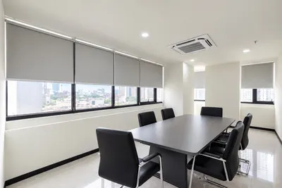 Commercial space for rent near MRT Huai Khwang, photo 2 of 5