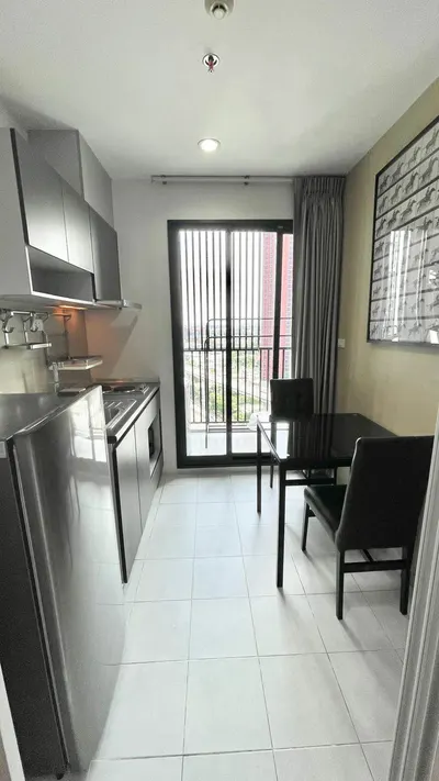 1-bed condo for rent near MRT Huai Khwang, photo 2 of 5