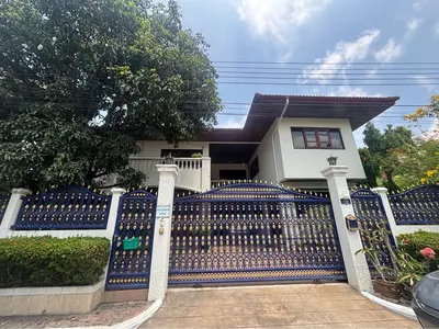 4-bed house for sale near BTS Phra Khanong, photo 1 of 5