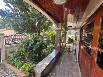 4-bed house for sale near BTS Phra Khanong, photo 2 of 5
