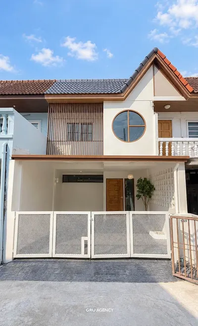 2-bed townhouse for sale near MRT Chok Chai 4, photo 1 of 5