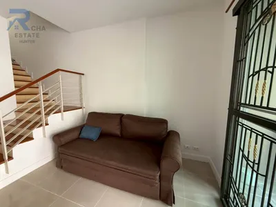 Maison de ville 4 chambres à louer près de la station BTS Wutthakat, photo 2 sur 5