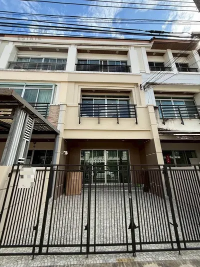 Maison de ville 4 chambres à louer près de la station BTS Wutthakat, photo 1 sur 5