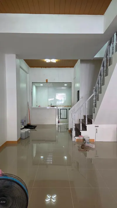 Maison de ville à vendre près de la station MRT Min Buri, photo 2 sur 5