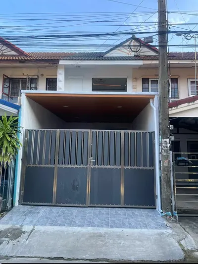 Maison de ville à vendre près de la station MRT Min Buri, photo 1 sur 5