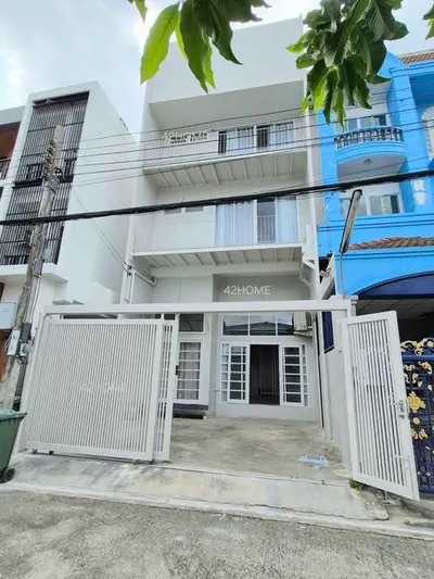 4-bed townhouse for rent near MRT Sutthisan, photo 1 of 5
