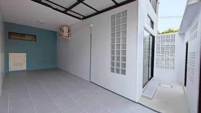 Maison de ville 3 chambres à vendre près de la station MRT Yaek Nonthaburi 1, photo 3 sur 5