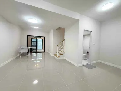Maison de ville 3 chambres à vendre près de la station MRT Yaek Nonthaburi 1, photo 5 sur 5