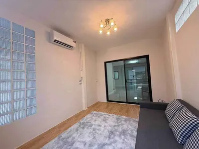 Maison de ville 3 chambres à vendre près de la station MRT Yaek Nonthaburi 1, photo 4 sur 5