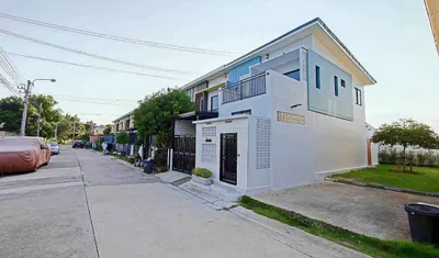 Maison de ville 3 chambres à vendre près de la station MRT Yaek Nonthaburi 1, photo 2 sur 5