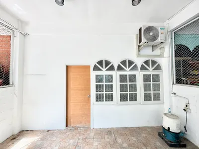 3-bed townhouse for rent near MRT Huai Khwang, photo 2 of 5