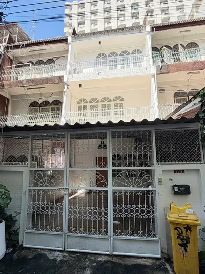 3-bed townhouse for rent near MRT Huai Khwang, photo 1 of 5