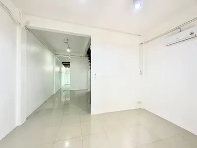 3-bed townhouse for rent near MRT Huai Khwang, photo 3 of 5