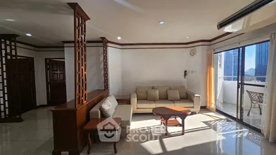 Condo 3 chambres à louer près de la station BTS Thong Lo, photo 1 sur 5