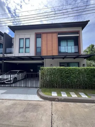 Maison de ville 4 chambres à louer près de la station MRT Bang Kapi, photo 1 sur 5