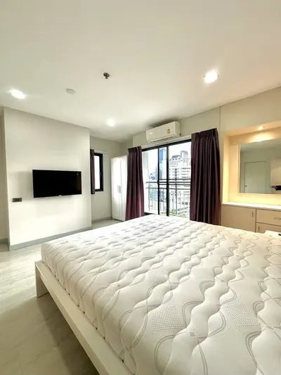 2-bed condo for sale near BTS Nana, photo 1 of 5