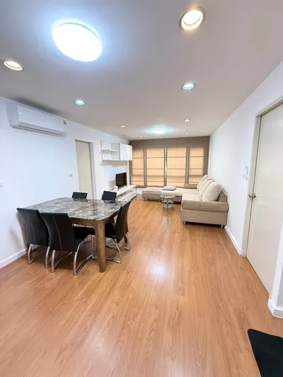 2-bed condo for rent near MRT Ratchadaphisek, photo 1 of 5