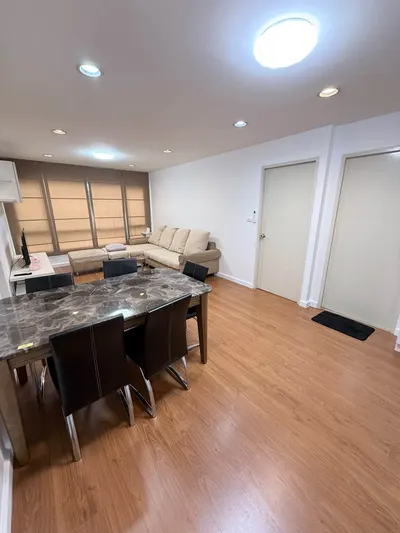 2-bed condo for rent near MRT Ratchadaphisek, photo 2 of 5