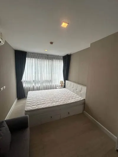 Condo for rent near MRT Huai Khwang, photo 1 of 5