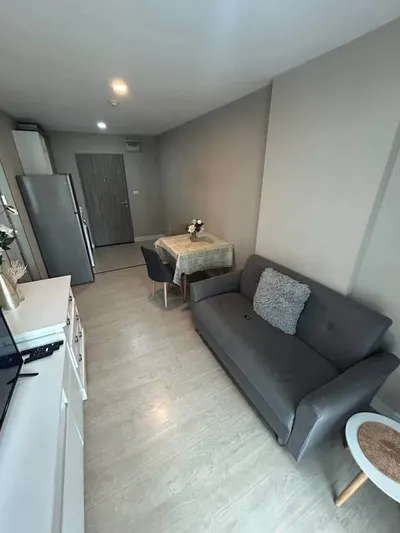 Condo for rent near MRT Huai Khwang, photo 2 of 5