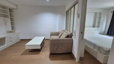 1-bed condo for rent near MRT Huai Khwang, photo 1 of 5
