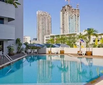 2-bed condo for rent near MRT Sukhumvit, photo 1 of 5