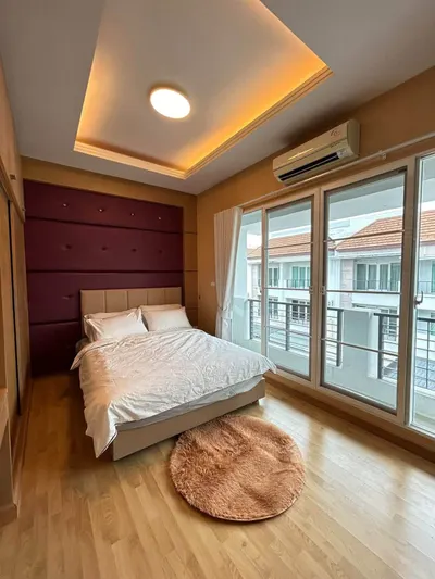 Baan Klang Muang S-Sense Rama 9-Ladpraoの3ベッドルームタウンハウス（賃貸）、写真1/5