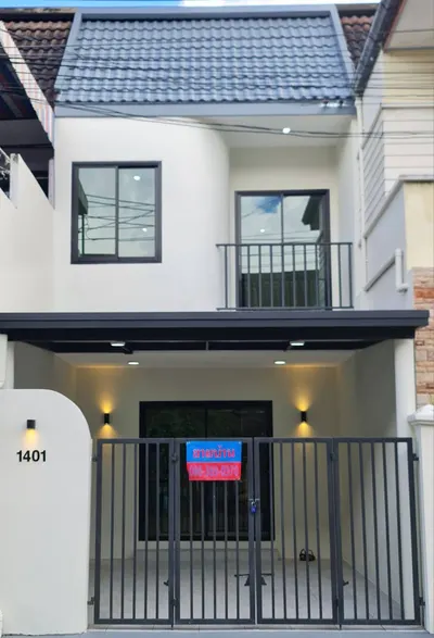 Maison de ville 2 chambres à vendre près de la station MRT Bang Kapi, photo 1 sur 5