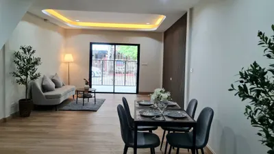 Maison de ville 2 chambres à vendre près de la station MRT Bang Kapi, photo 2 sur 5
